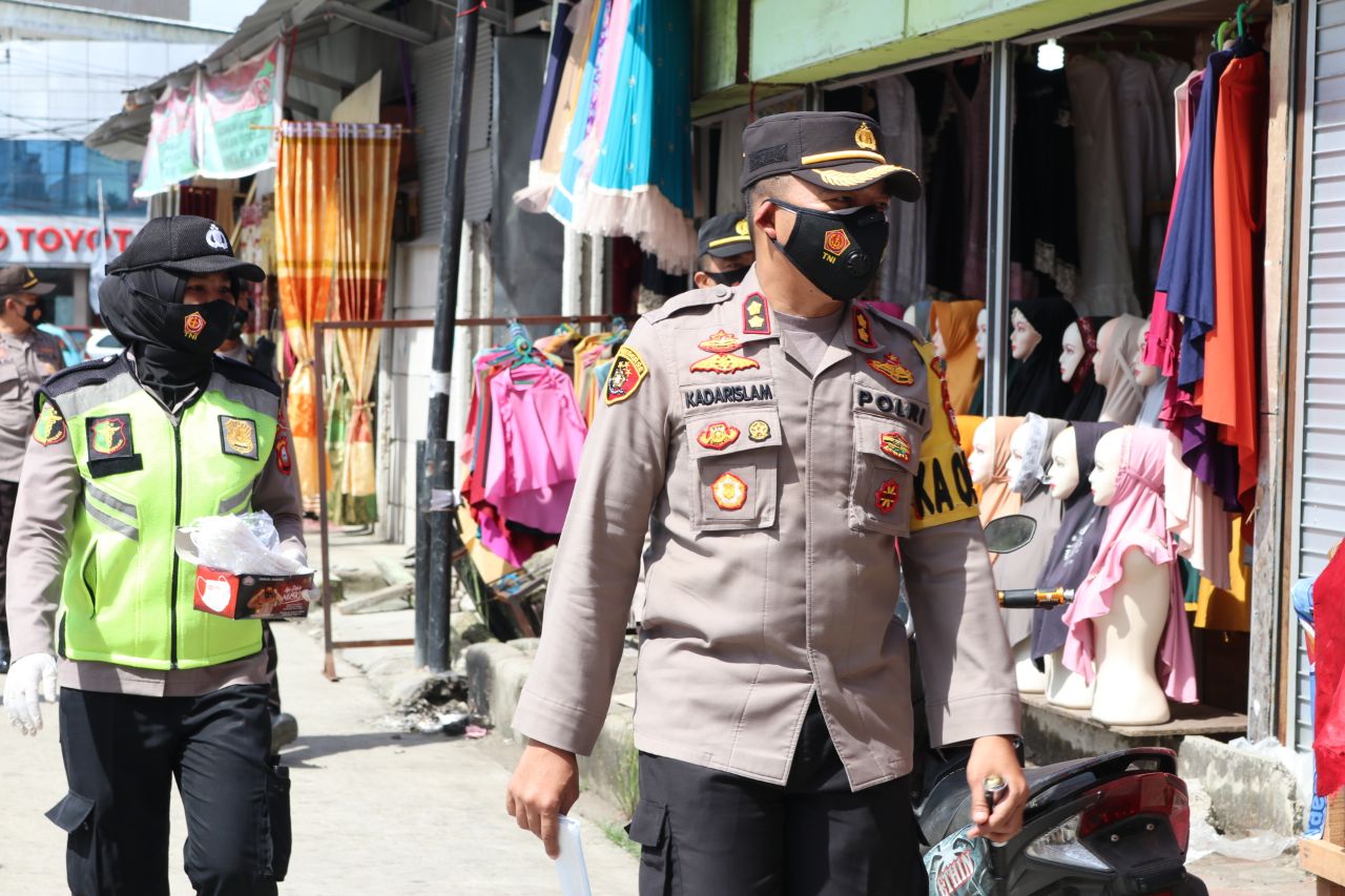 Kapolres AKBP Kadarislam Imbau Prokes dan Bagi Masker Gratis