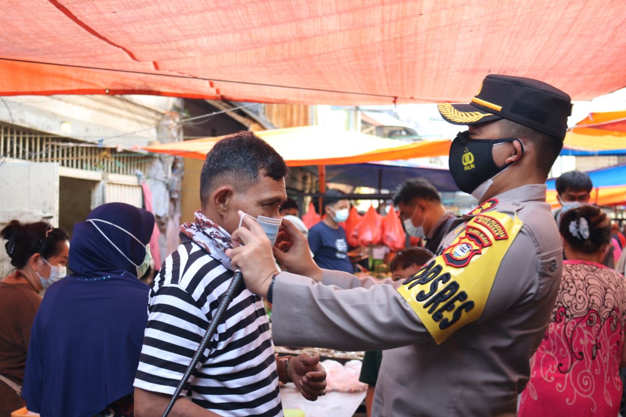 Kapolres AKBP Kadarislam Patroli dan Bagikan Masker di Pasar Bacan