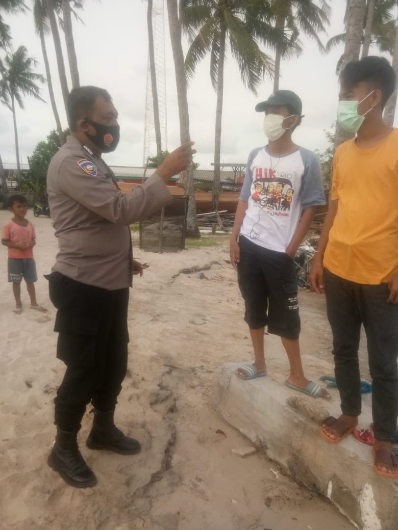 Bhabinkamtibmas Pulau Kodingareng Rutin Sambang dan Ingatkan Prokes