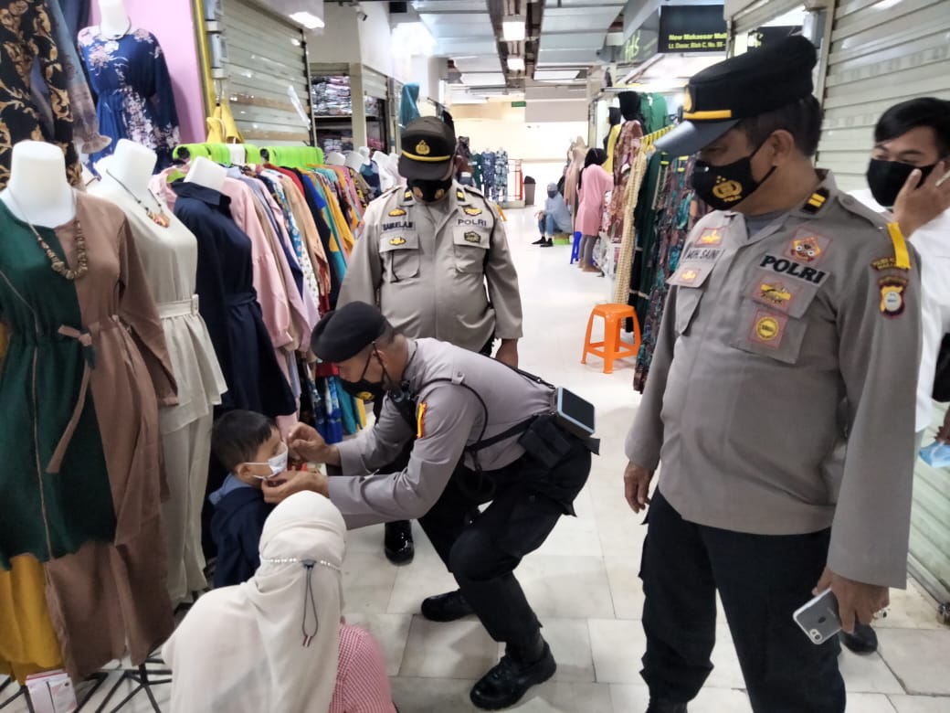 Cegah Penyebaran Covid -19, Polres Pelabuhan Makassar Berbagi Masker