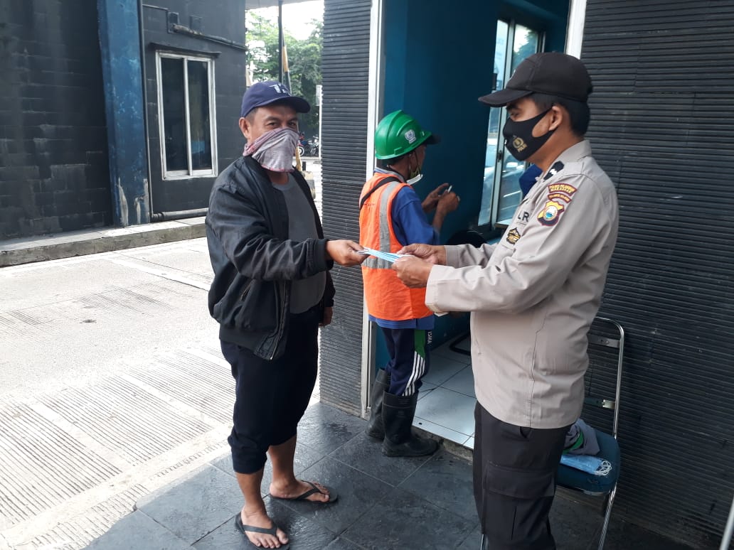 Unit Binmas Polsek Soeta Berbagi  Masker ke Pekerja di Pelabuhan Makassar