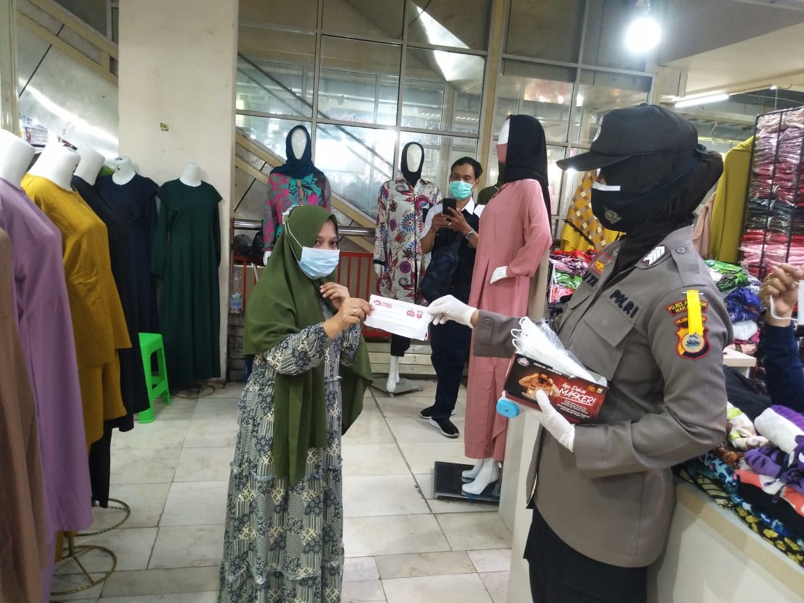 Polres Pelabuhan Makassar Gencarkan Patroli dan Berbagi Masker
