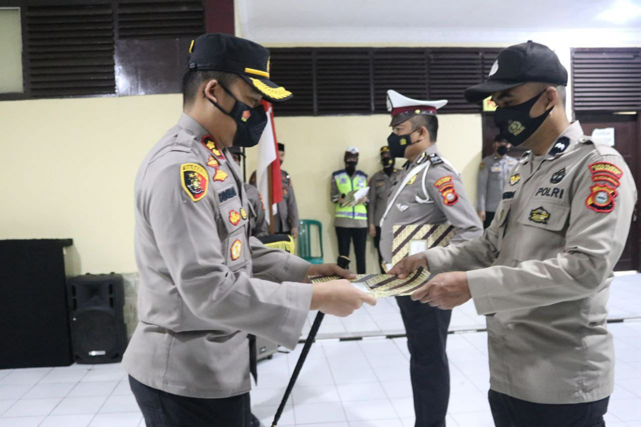 AKBP Kadarislam Berikan Reward Kepada Dua Anggotanya
