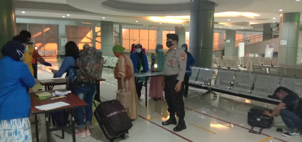 Polsek Soeta  Pantau Prokes di Terminal Penumpang Pelabuhan Makassar