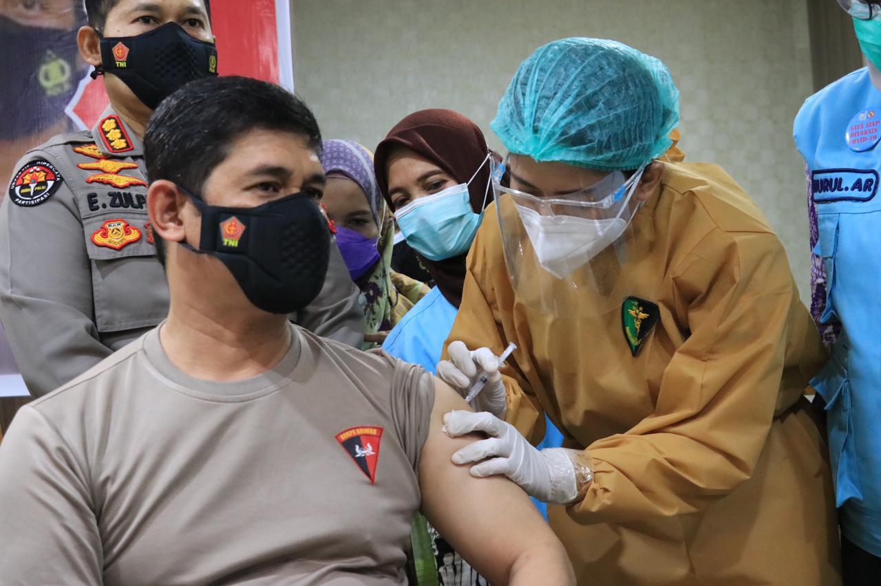 Kapolda Sulsel Jalani Vaksinasi Covid-19.  Kapolda Sulsel: Ayo Gelorakan  Program Vaksinasi ini