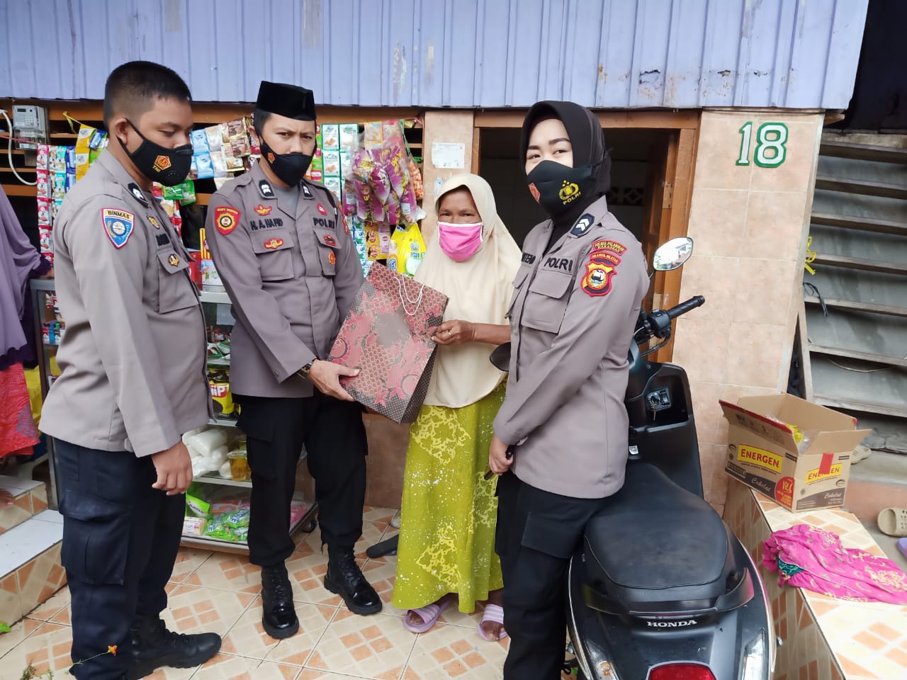 Satbinmas Polres Pelabuhan Makassar Bagikan Sembako pada Warga