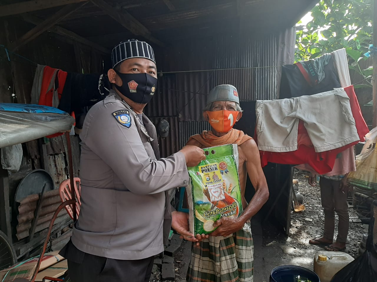 Bhabinkamtibmas Pattingalloang Baru Serahkan Beras Untuk Terdampak Covid- 19