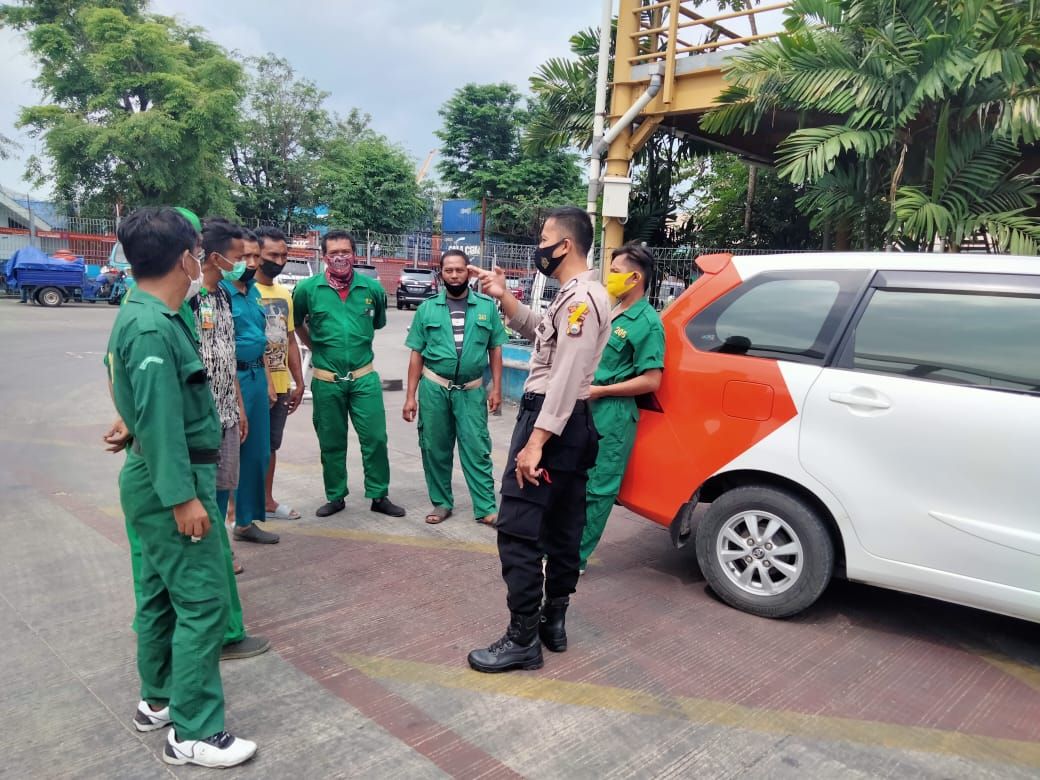 Polres Pelabuhan Makassar terus Gaungkan Prokes dengan Patroli Sambang dan Sosialisasi