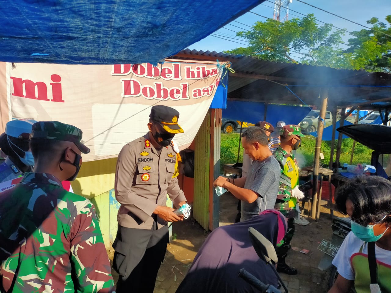Kapolres dan Dandim Pangkep Kompak Bagi Masker