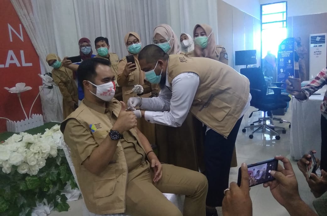 Sekwan DPRD Jalani Vaksinasi Perdana