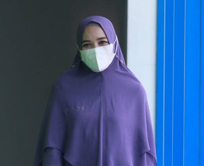 Emi Firman, Desain Busana  dan Jual secara Daring