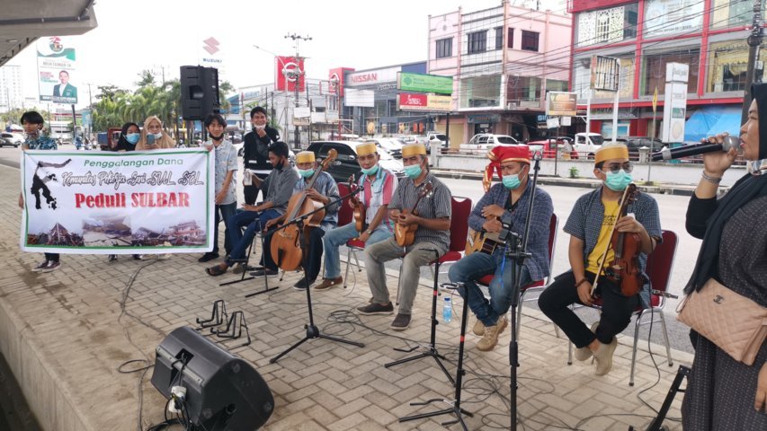 Pertunjukan Musik di Jalan  Galang Dana Korban Gempa