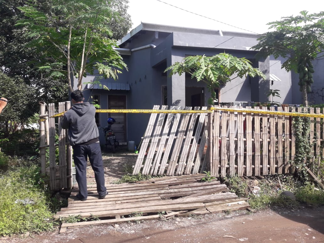 Guru yang Hamil Tua Terkena Peluru Nyasar