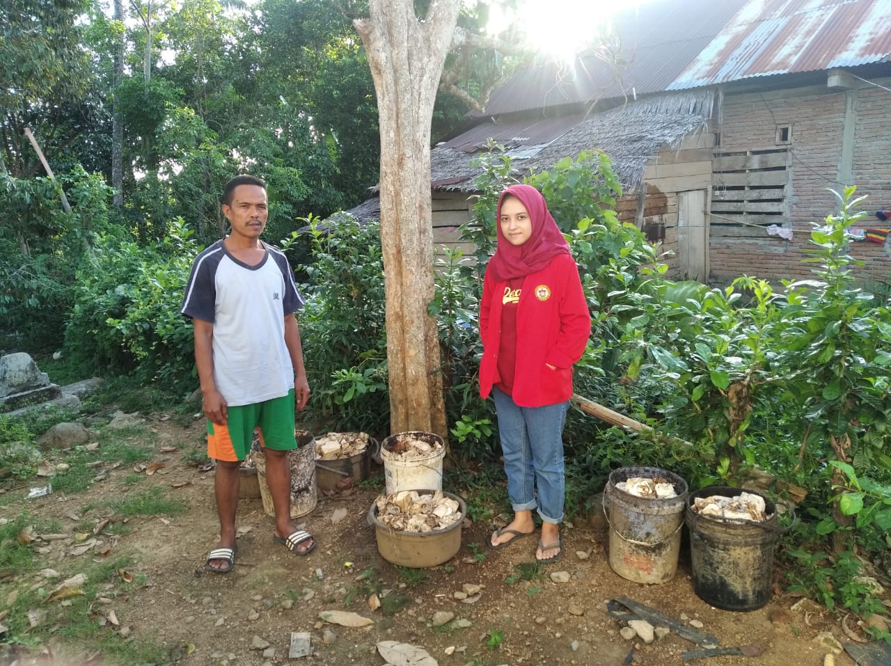 Mampu Kuliahkan Empat  Anak Hingga Raih Sarjana