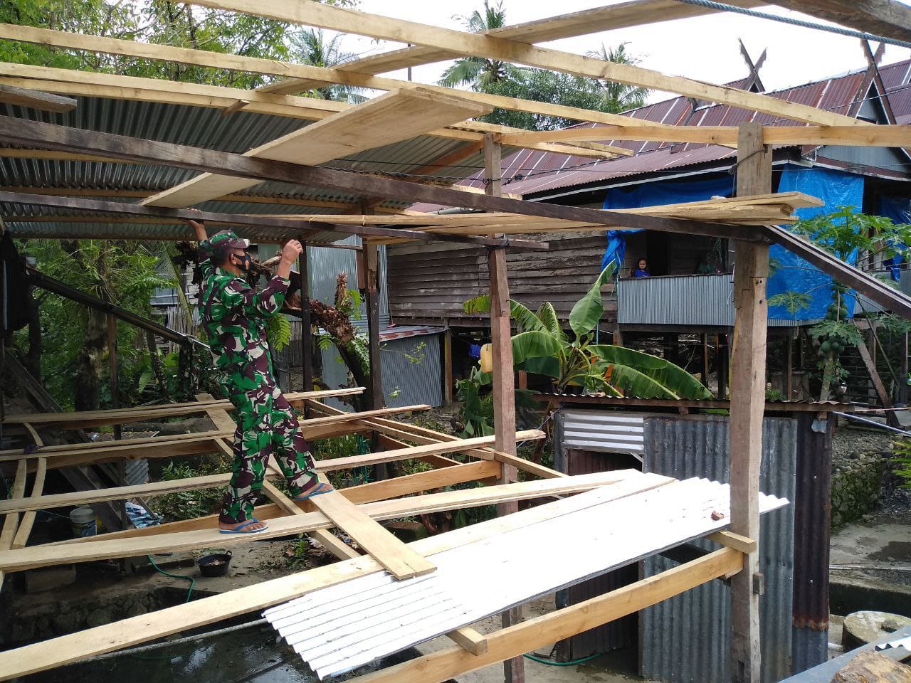 Babinsa Bantu Perbaiki Rumah Warga