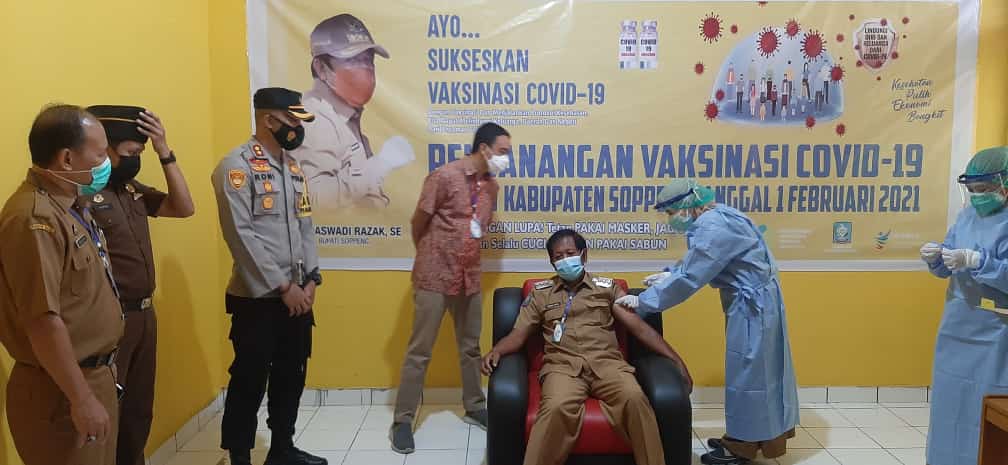 Bupati Kaswadi Orang Pertama Divaksinasi