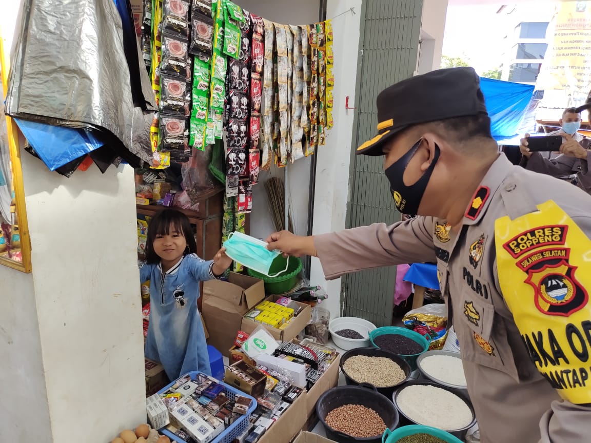 Polres Soppeng Berbagi Masker Serentak