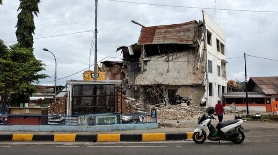 Dinas PU-TNI Bersihkan Reruntuhan Bangunan
