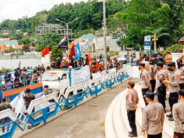 AT3 Demo Tolak Tambang  di Bittuang