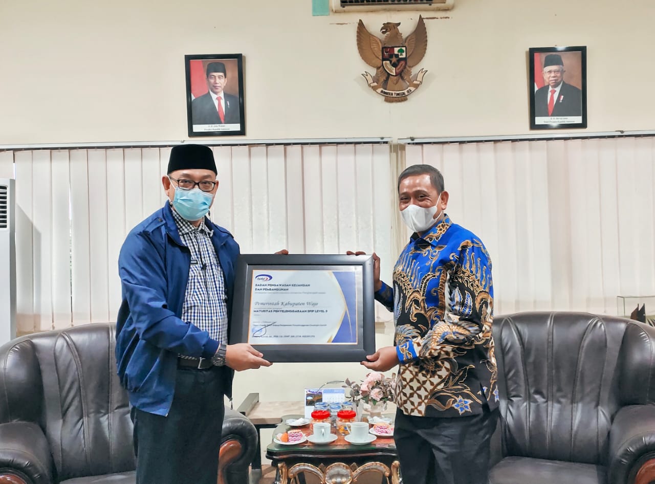 Bupati Amran Sandingkan Dua Penghargaan