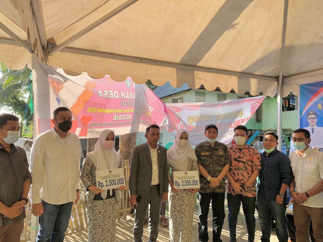 Serahkan Penghargaan Kepada Bidan di Pangkep