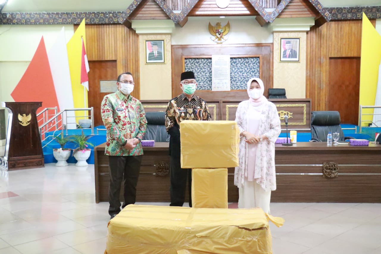 Hasnah Syam Kunjungi Dapil Salurkan Bantuan