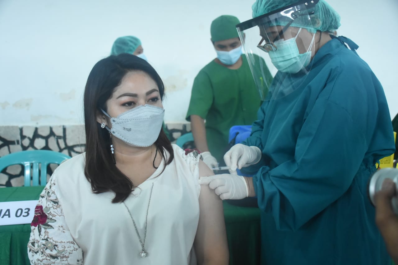 Eva Stevany Ajak Warga Toraja Ikut Vaksin