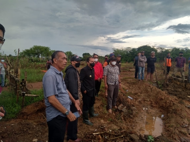 Pemkot Keruk Sungai Bangkala