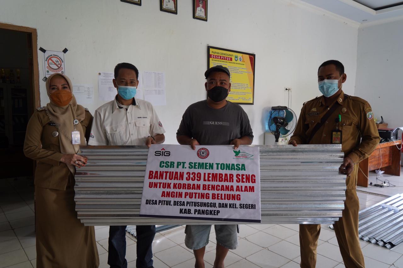 Warga Terdampak Puting Beliung di Kecamatan Ma’rang dan Segeri Dapat Bantuan Seng dari Semen Tonasa