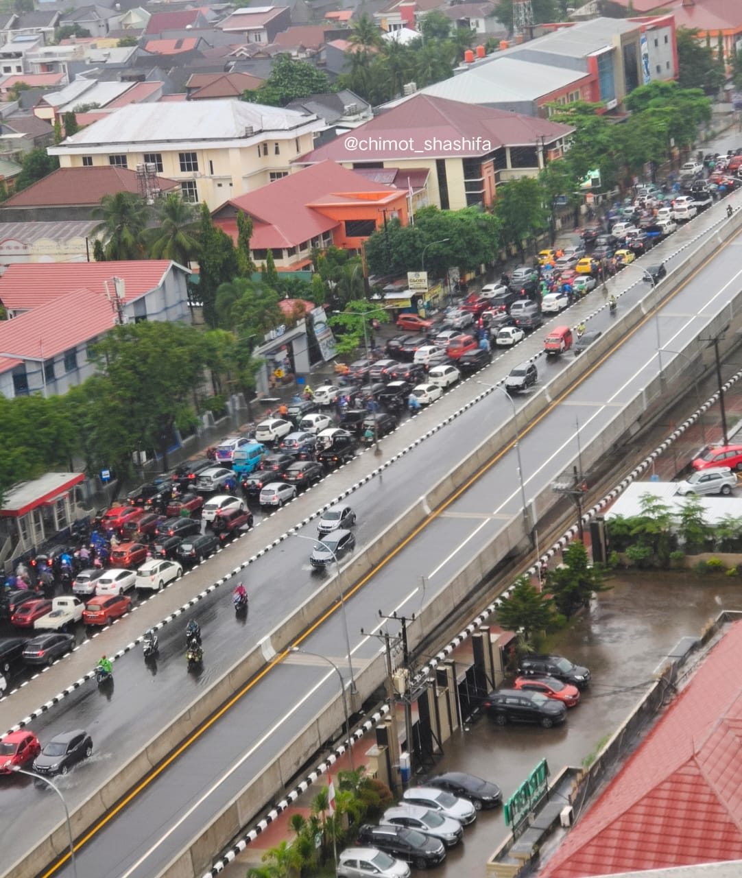 Genangan Air Macetkan Arus Lalulintas di Jalan AP Pettarani Makassar
