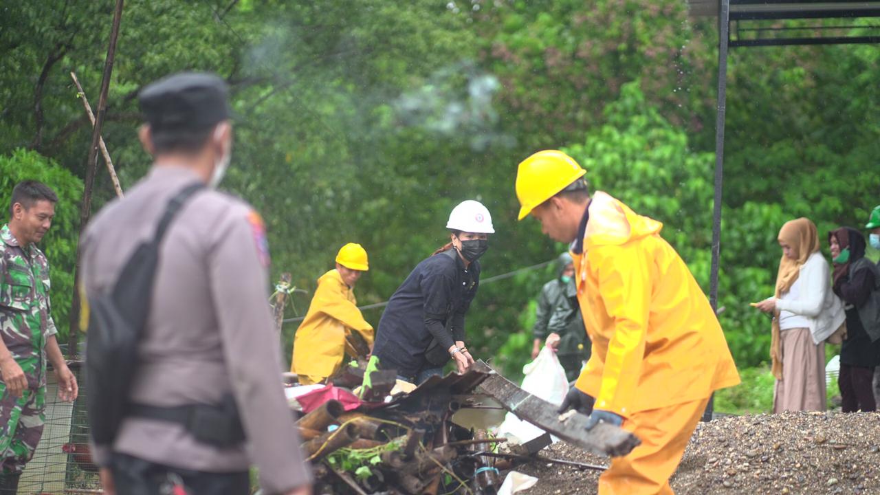 Minimalisir Luapan Arus ke Hulu Sungai,  PT Semen Tonasa Kembali Mengadakan Kegiatan Bersih-bersih kampung  di Desa Biring Ere dan Tekolabbua