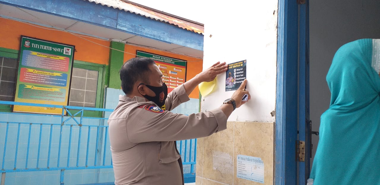 Ajak Patuhi Penerapan Protokol Kesehatan, Bhabinkamtibmas Pulau Barrang Caddi tempel Stiker di rumah Warga