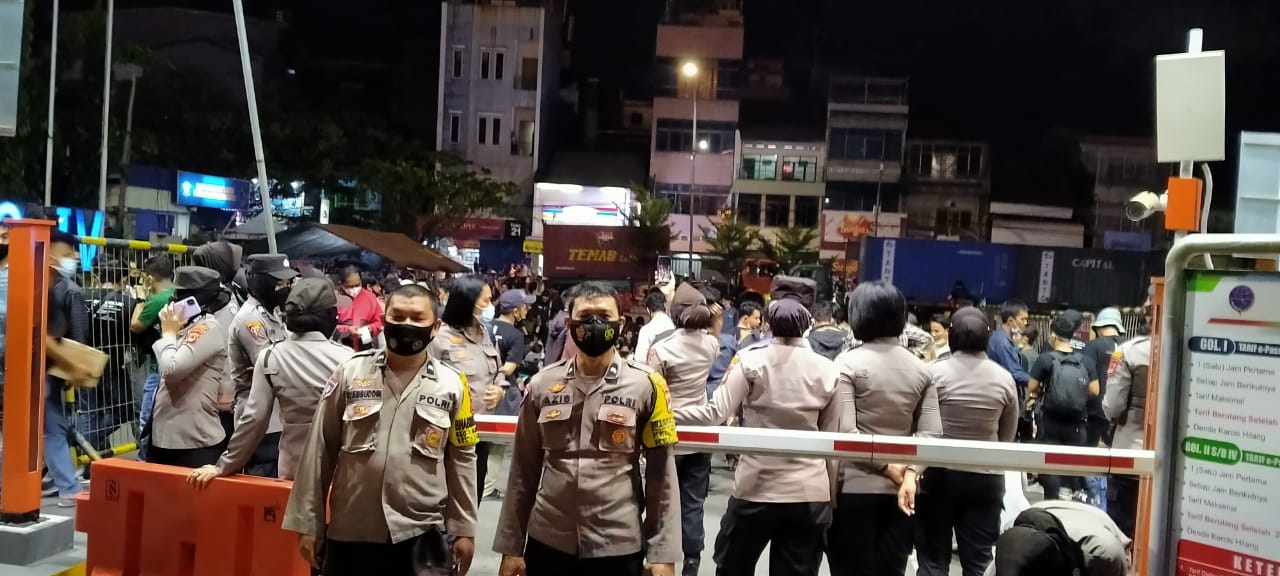 Demi Kelancaran, Polres Pelabuhan Makassar Berikan Pelayanan Keberangkatan mahasiswa HMI ke Surabaya