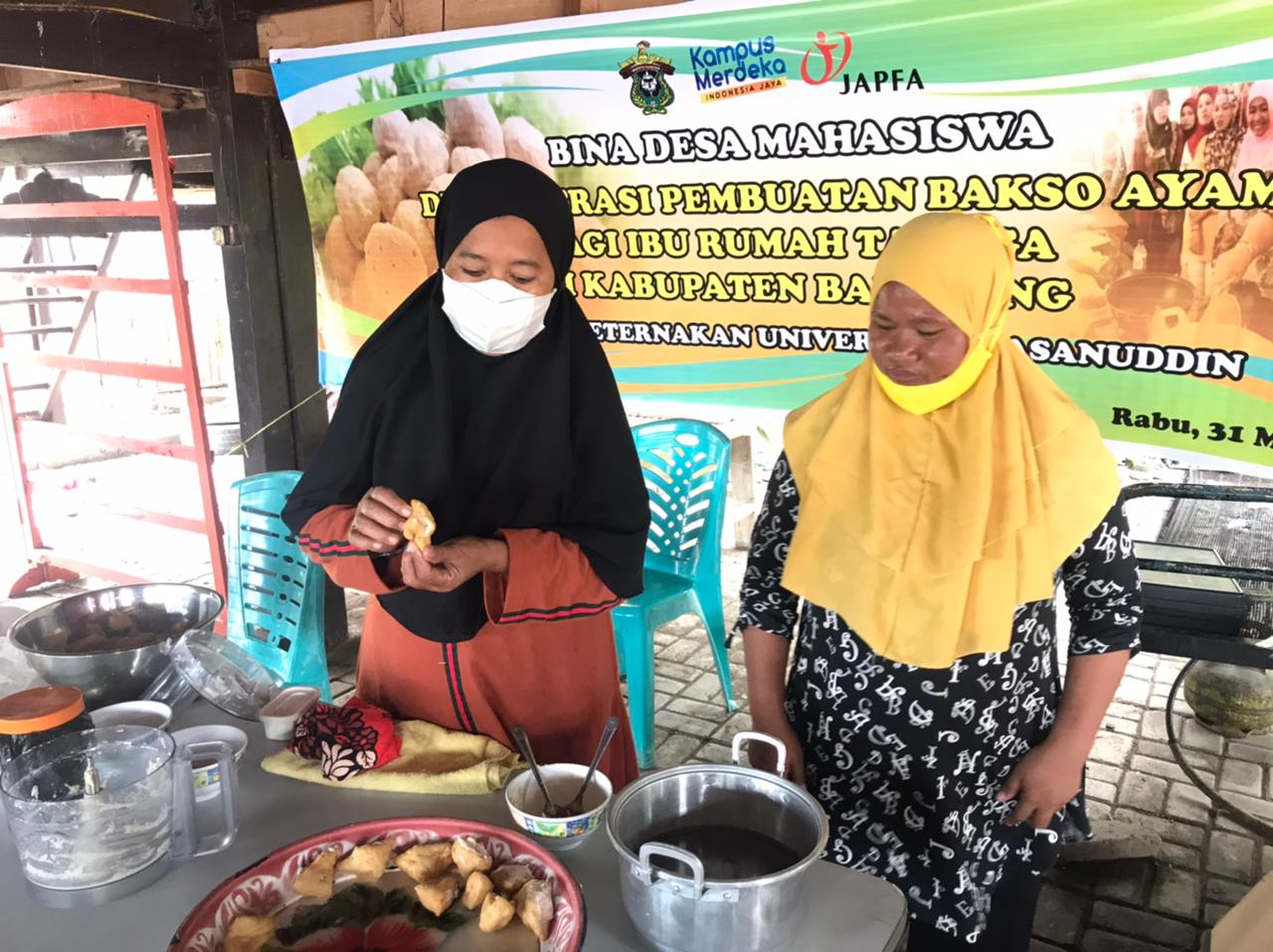 Mahasiswa Fapet Unhas Latih Ibu-ibu Bantaeng Buat Bakso Ayam