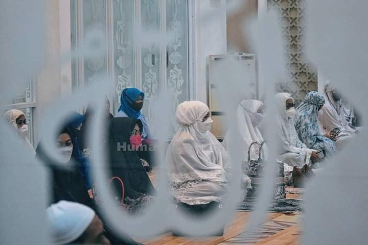 jamaah perempuan menggunakan masker dalam masjid