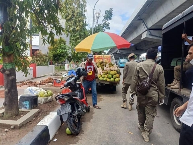 Satpol PP Tertibkan PKL di Petta Rani
