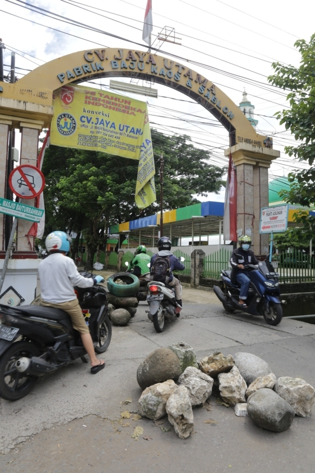 Pengendara bermotor melanggar jalan satu arah
