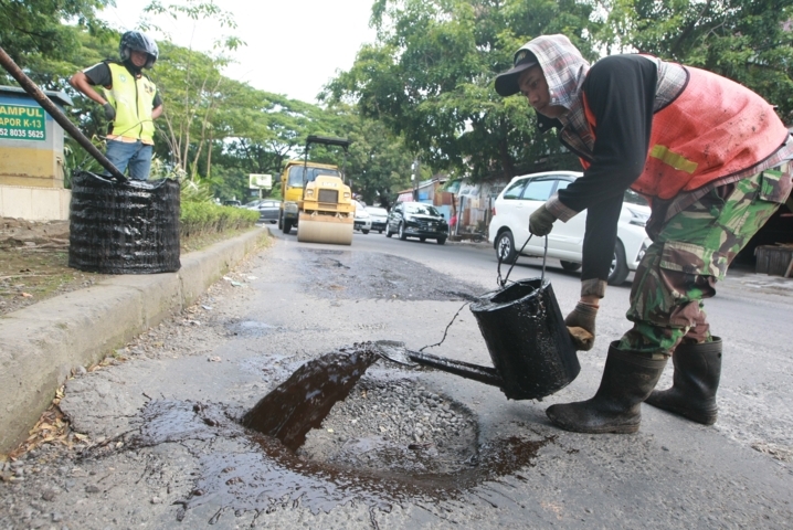 pembenahan dan perbaikan ruas jalan privinsi yang rusak