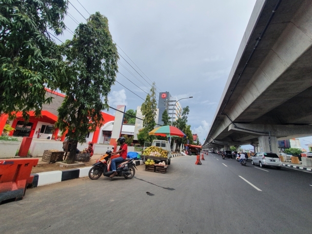 Pedagang kaki lima di sepanjang Jalan AP Petta Rani