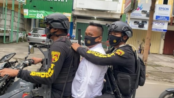 Ngaku Polisi, Karyawan Kafe Diciduk