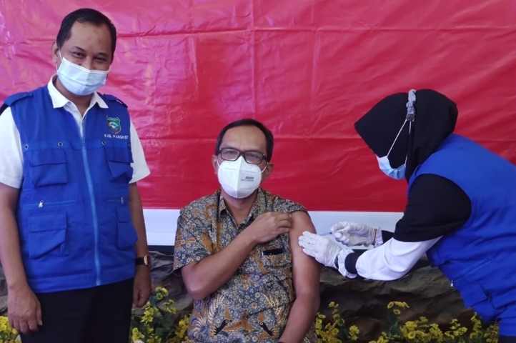 Karyawan Semen Tonasa Ikuti Vaksin Tahap Pertama