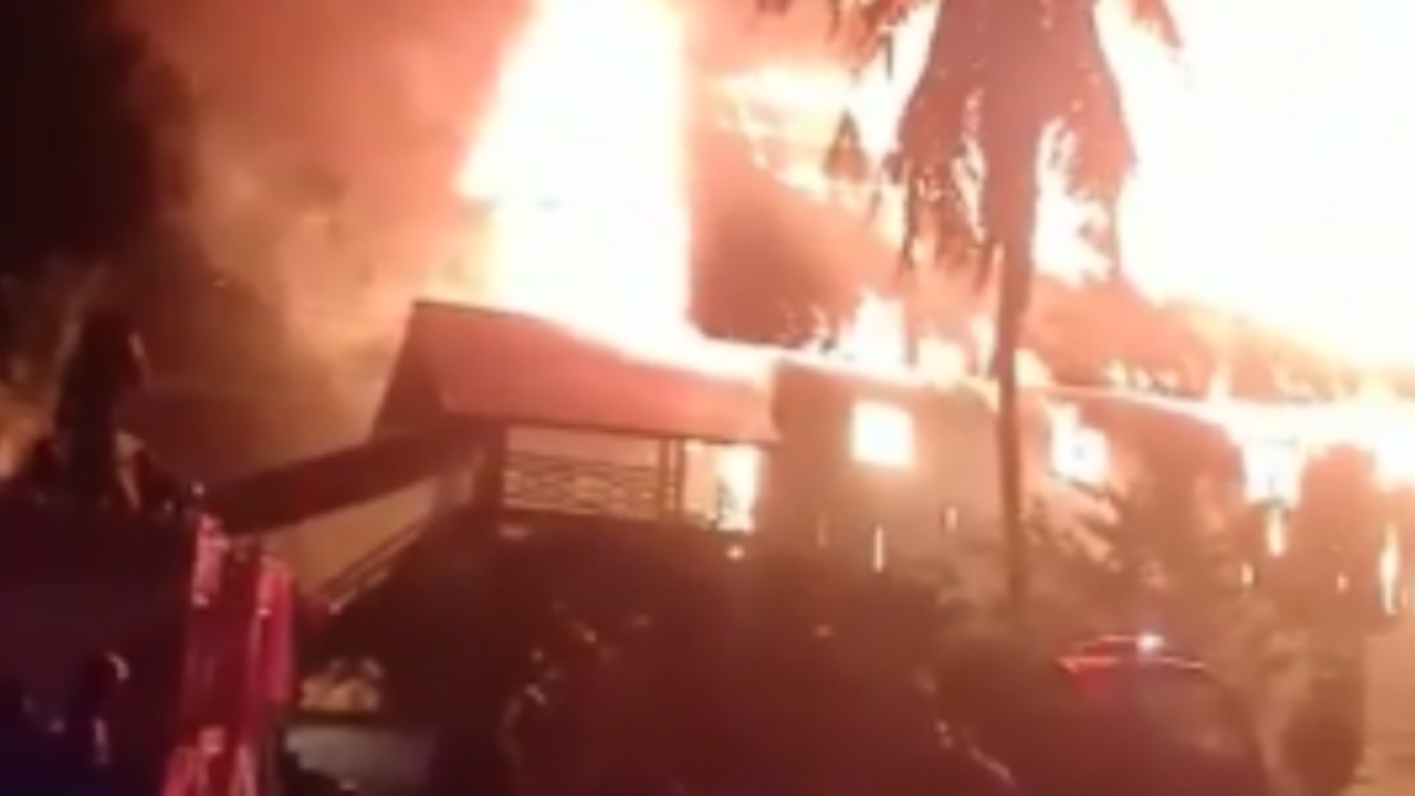 Polisi Dalami Kasus Kebakaran Rumah Adat
