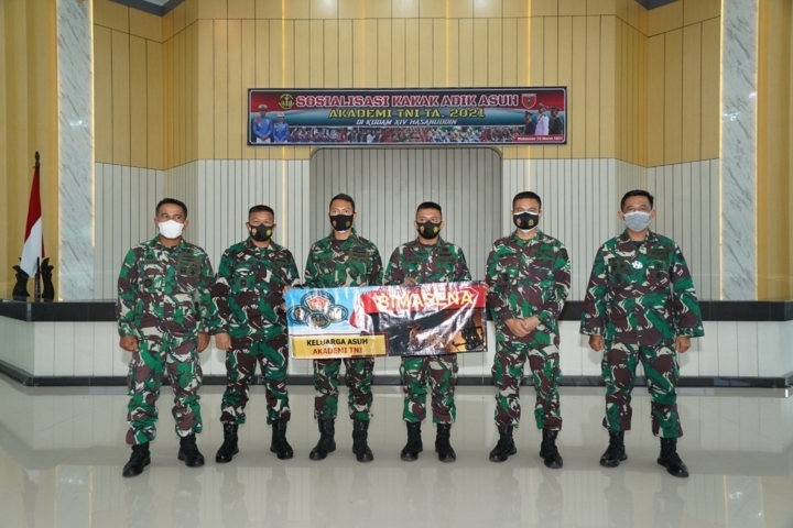 Perwira TNI Menerima Sosialisasi Kakak Adik Asuh