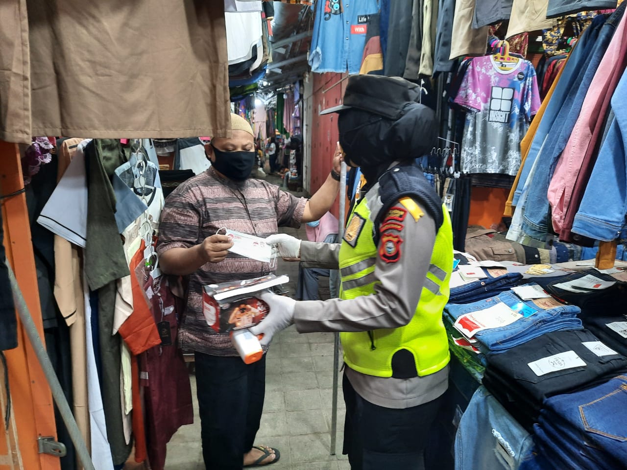 Pupuk Kesadaran Masyarakat Terkait Covid-19, Polres Pelabuhan Makassar Bagikan Masker Gratis