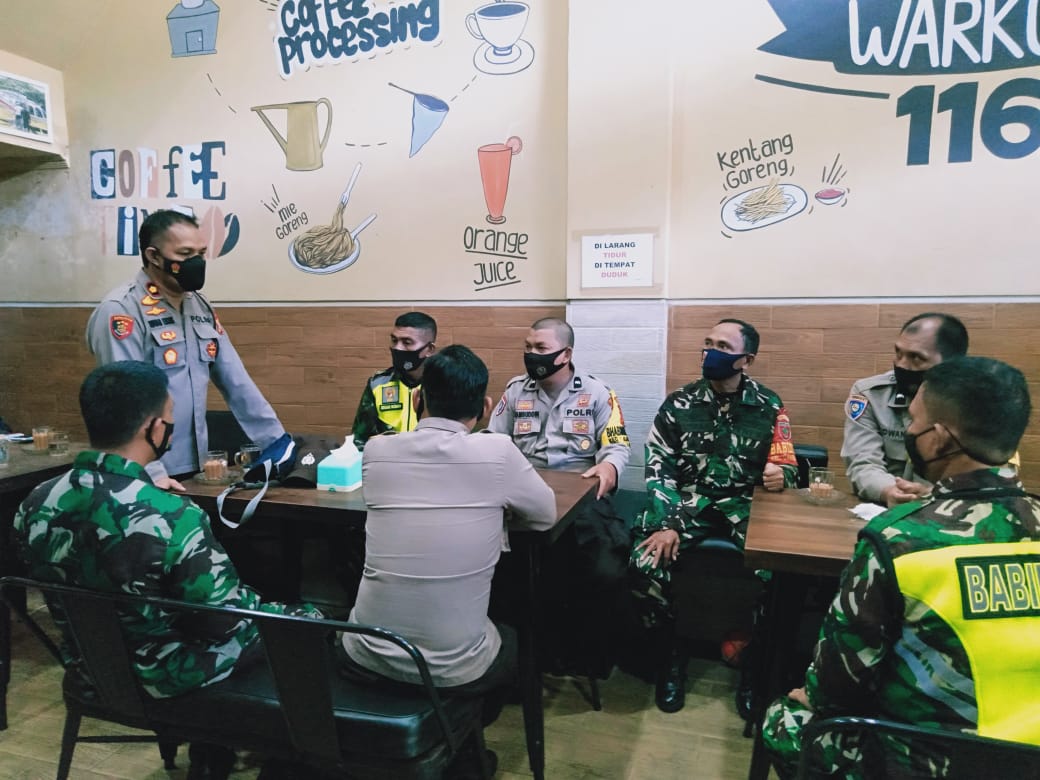 Ngopi Bareng, Polsek Ujung Tanah Bersama TNI Wujudkan Kamtibmas yang Aman Kondusif