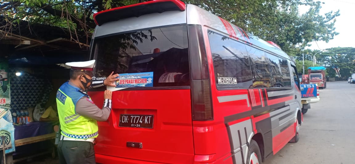 Ayo Pakai Masker” Satlantas Polres Pelabuhan Makassar Tempel Sticker