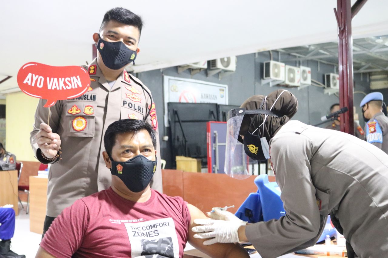 Vaksinasi perdana Covid-19 , Polres Pelabuhan Makassar Vaksinasi 100 Personel