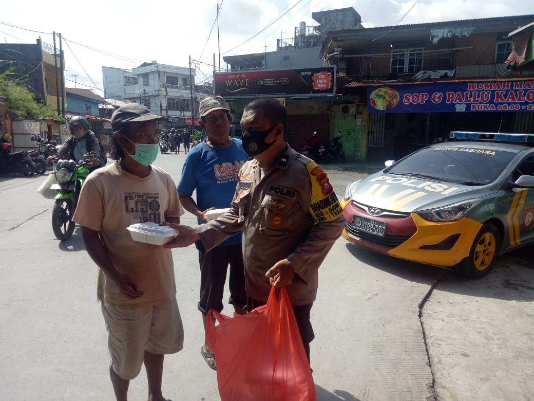 Kurangi beban Dampak Covid- 19, Bhabinkamtibmas Tabaringan Salurkan Nasi Dos