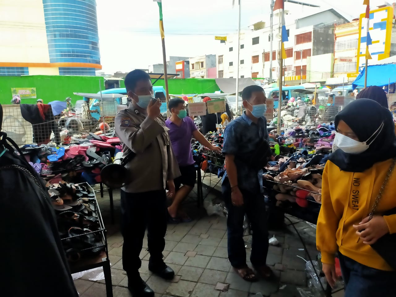 Terkait Covid-19, Satbinmas Polres Pelabuhan Makassar Berikan Imbauan di Pusat Pertokoan