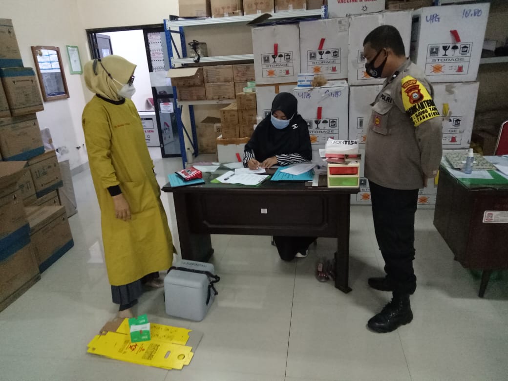 Bhabinkamtibmas Tabaringan Kawal Vaksin untuk Wilayah Polres Pelabuhan Makassar